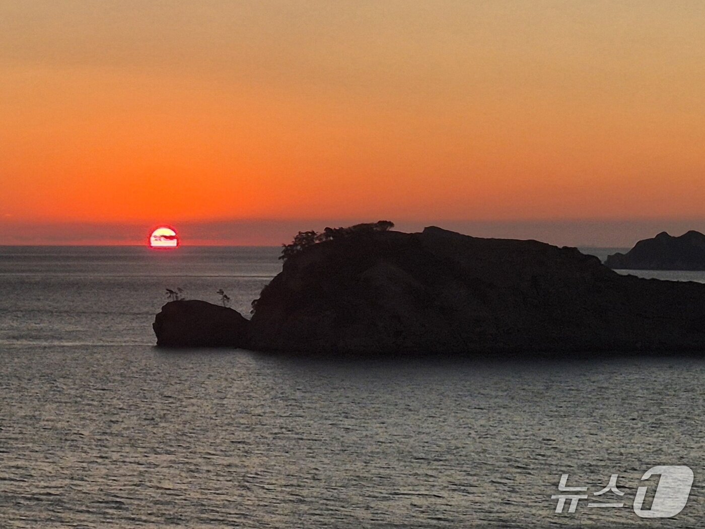 본문 이미지 - 가사도등대에서 본 일몰. 스님도 반한 풍경이다.2025.11.14/뉴스1 ⓒ News1 조영석 기자