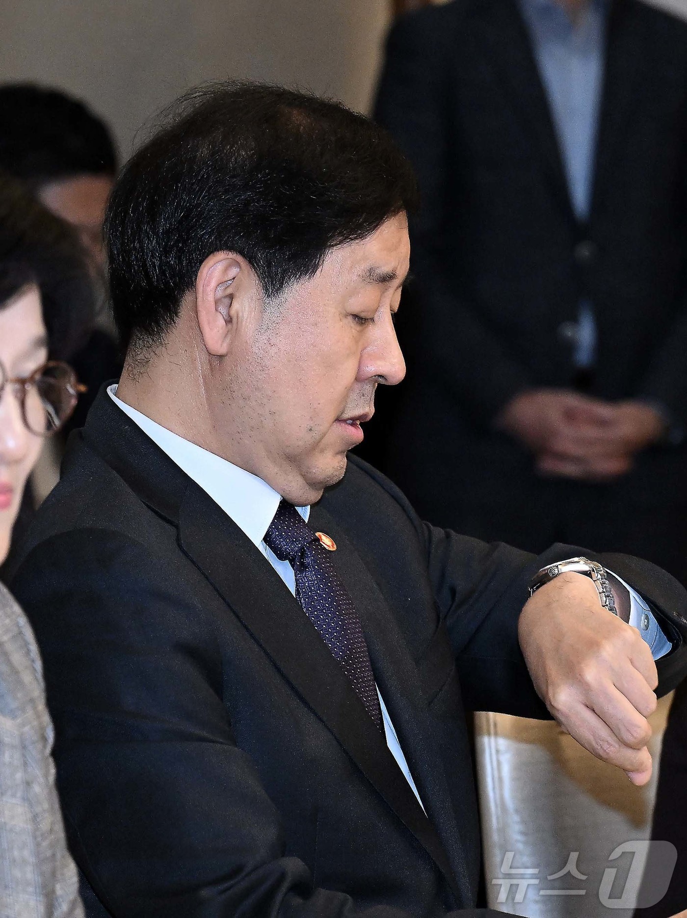 (서울=뉴스1) 임세영 기자 = 구윤철 경제부총리 겸 기획재정부 장관이 14일 서울 종로구 정부서울청사에서 열린 주택공급촉진 관계장관회의 시작에 앞서 시간을 확인하고 있다. (공동 …