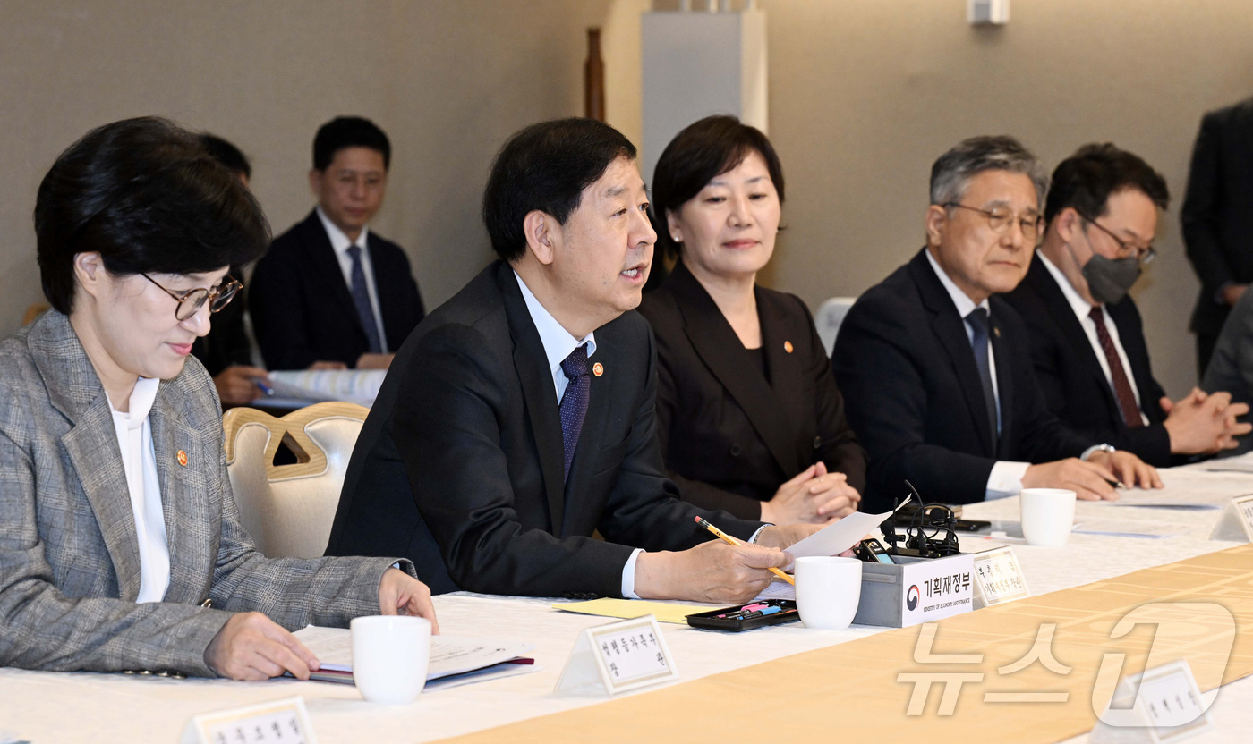 (서울=뉴스1) 임세영 기자 = 구윤철 경제부총리 겸 기획재정부 장관이 14일 서울 종로구 정부서울청사에서 열린 주택공급촉진 관계장관회의에서 모두 발언을 하고 있다. (공동취재) …