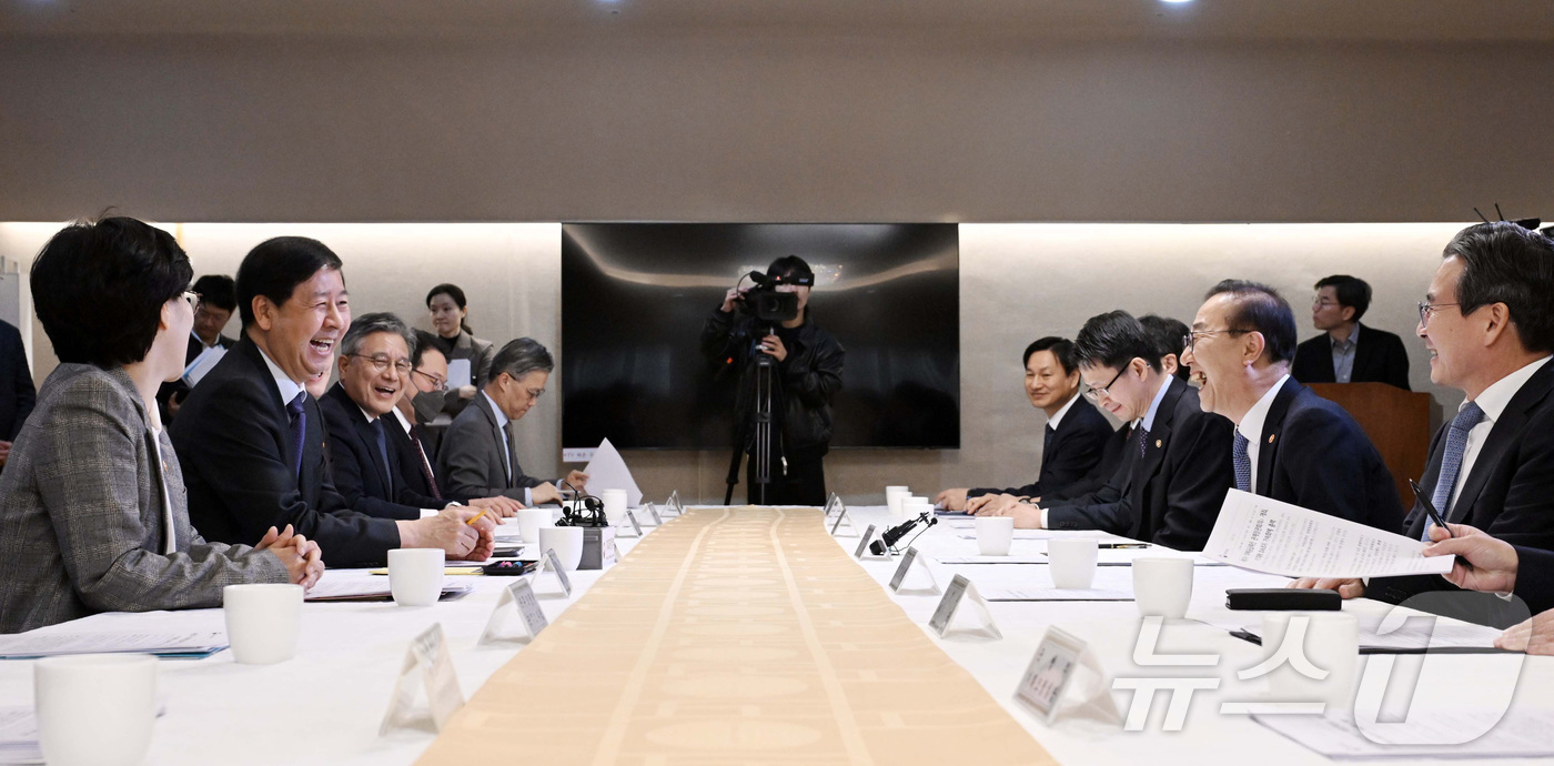 (서울=뉴스1) 임세영 기자 = 구윤철 경제부총리 겸 기획재정부 장관이 14일 서울 종로구 정부서울청사에서 열린 주택공급촉진 관계장관회의에 참석해 김윤덕 국토교통부 장관을 비롯한 …