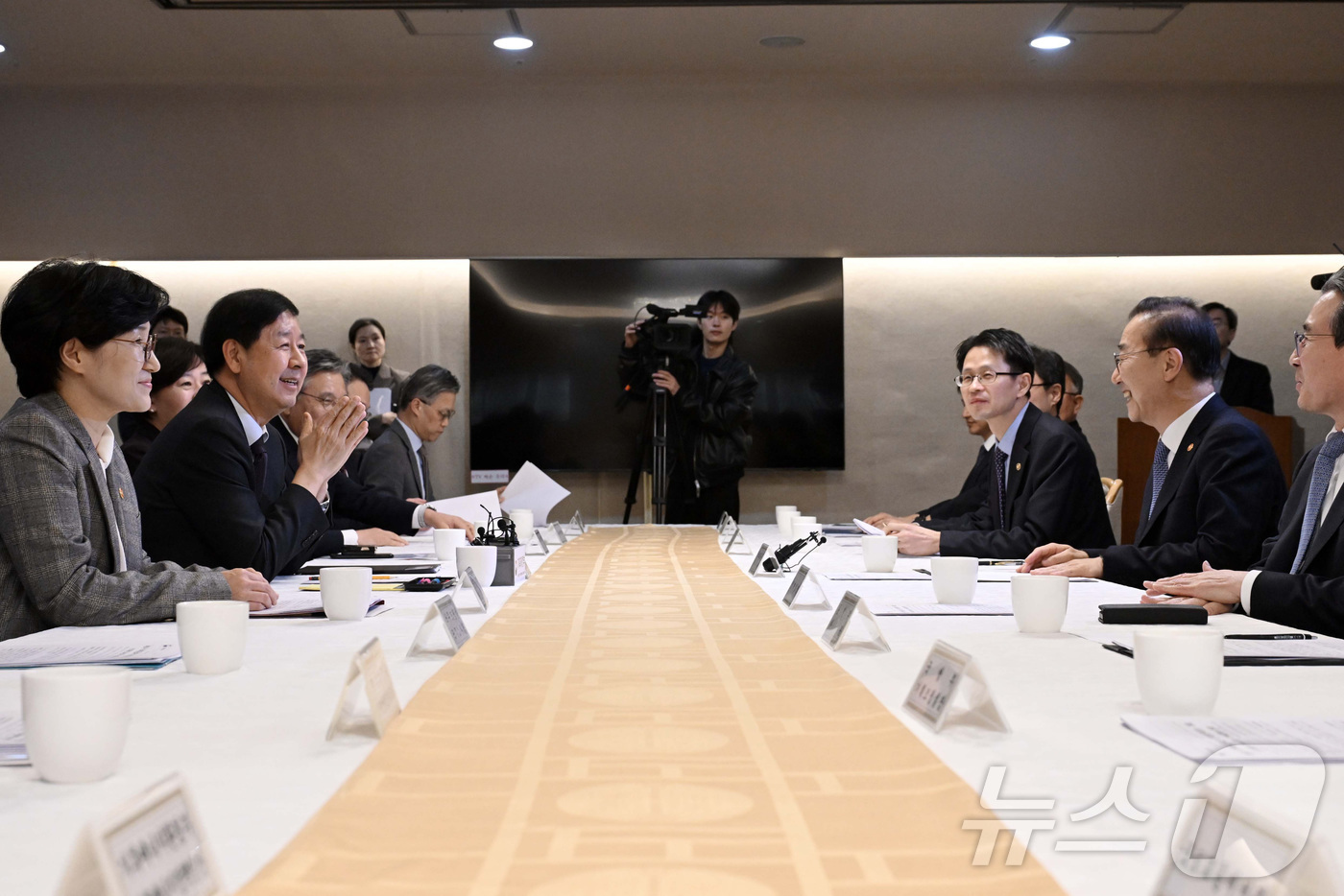 (서울=뉴스1) 임세영 기자 = 구윤철 경제부총리 겸 기획재정부 장관이 14일 서울 종로구 정부서울청사에서 열린 주택공급촉진 관계장관회의에 참석해 김윤덕 국토교통부 장관을 비롯한 …