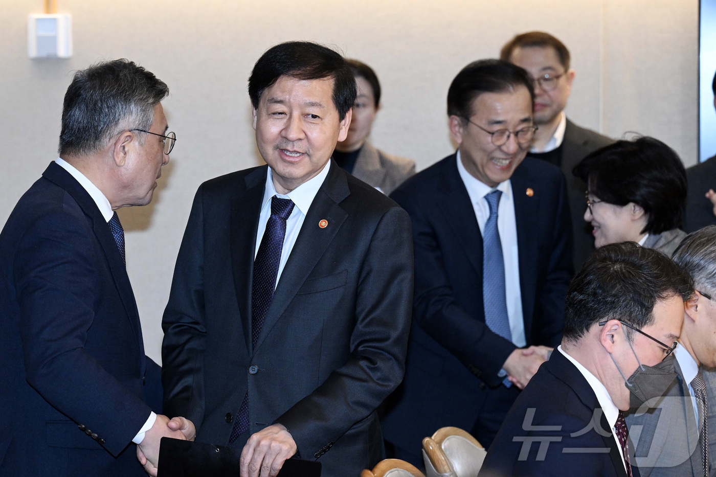 (서울=뉴스1) 임세영 기자 = 구윤철 경제부총리 겸 기획재정부 장관과 김윤덕 국토교통부 장관이 14일 서울 종로구 정부서울청사에서 열린 주택공급촉진 관계장관회의에서 참석자들과 인 …