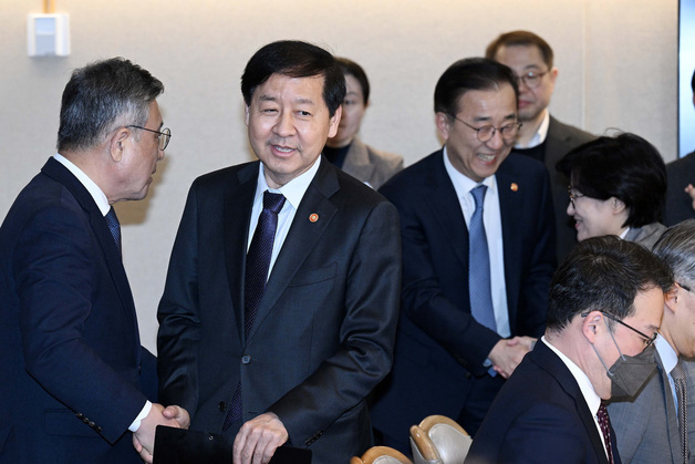 주택공급촉진 관계장관회의 참석한 구윤철·김윤덕