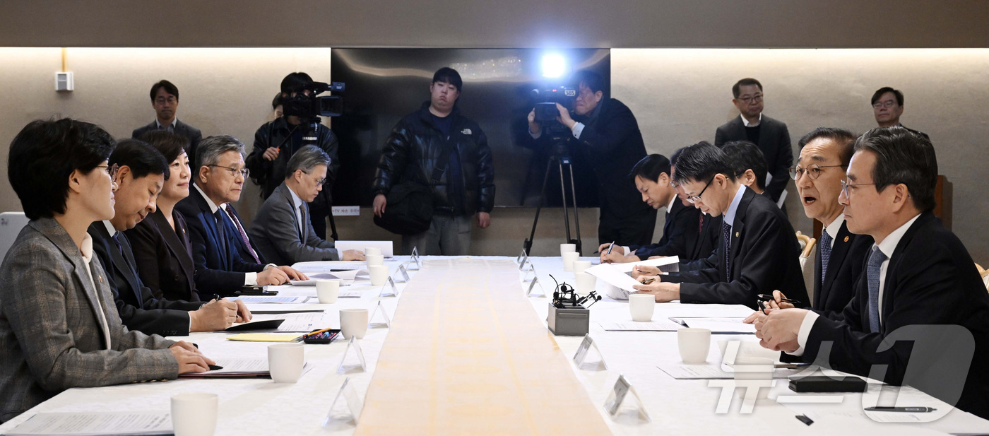 (서울=뉴스1) 임세영 기자 = 김윤덕 국토교통부 장관이 14일 서울 종로구 정부서울청사에서 열린 주택공급촉진 관계장관회의에서 모두 발언을 하고 있다. 맞은편은 구윤철 경제부총리 …