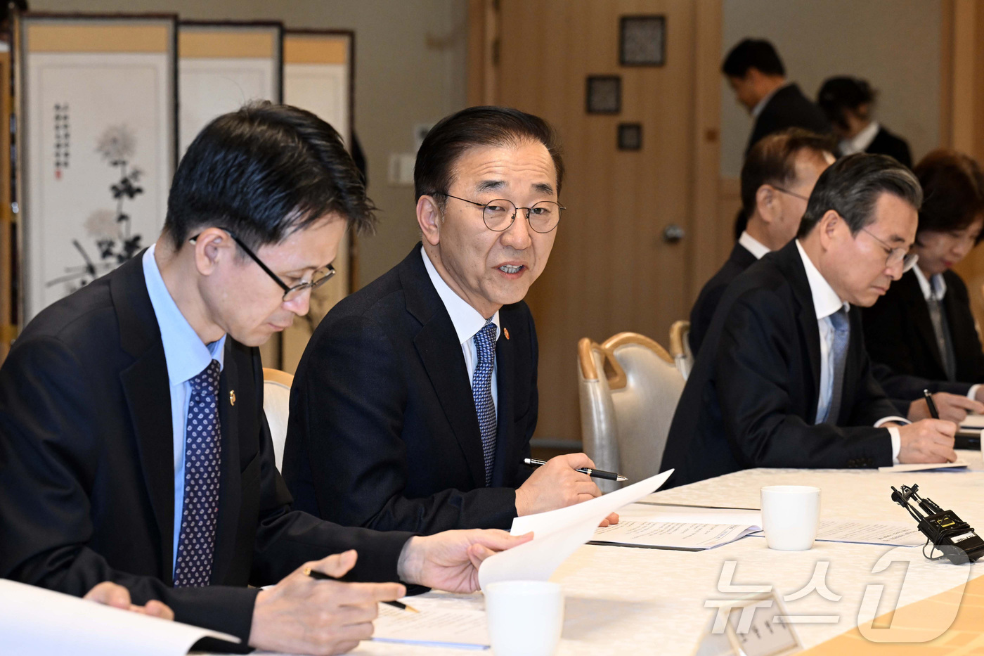 (서울=뉴스1) 임세영 기자 = 김윤덕 국토교통부 장관이 14일 서울 종로구 정부서울청사에서 열린 주택공급촉진 관계장관회의에서 모두 발언을 하고 있다.(공동취재) 2025.11.1 …