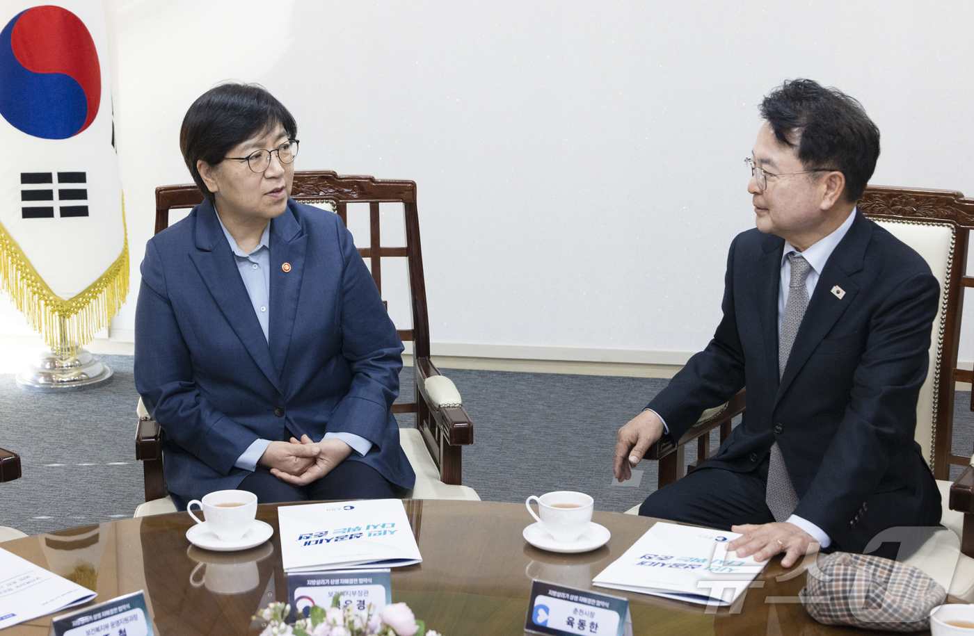 (서울=뉴스1) = 정은경 보건복지부 장관이 14일 오후 강원도 춘천시청에서 춘천시와 지방살리기 상생 자매결연 협약을 체결한 육동한 춘천시장과 대화를 나누고 있다. (보건복지부 제 …