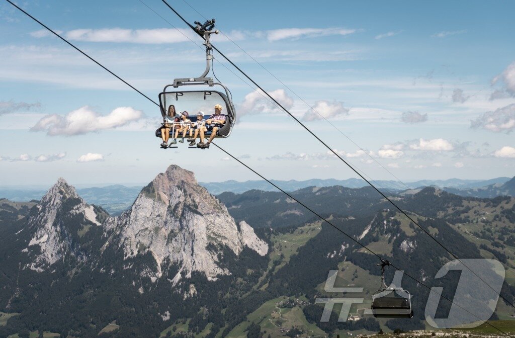 본문 이미지 - 프론알프스톡 전망대로 오르는 체어리프트&#40;스위스관광청 제공&#41;