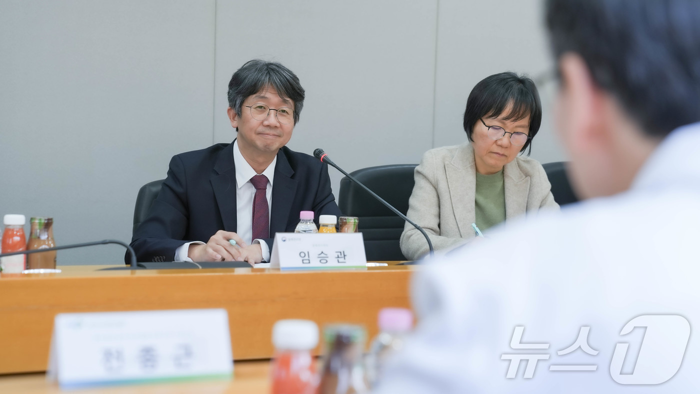 (서울=뉴스1) = 임승관 질병관리청 청장이 14일 경남 양산부산대학교병원(희귀질환전문기관)을 방문해 병원 관계자와 간담회를 갖고 있다. (질병관리청 제공. 재판매 및 DB 금지) …