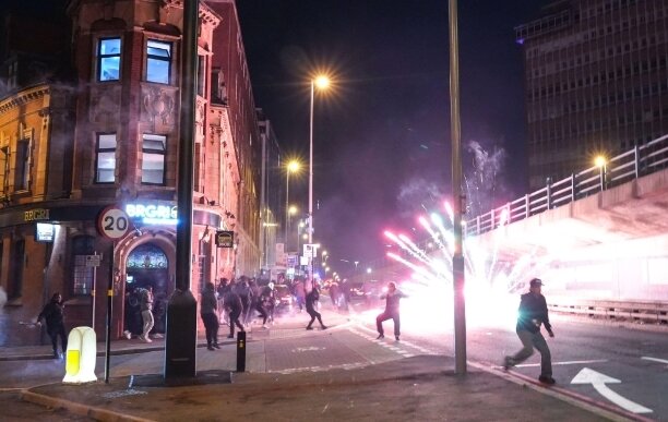 본문 이미지 - 수많은 사건 사고를 남긴 영국의 '가이 포크스의 밤' 행사. 출처=더선