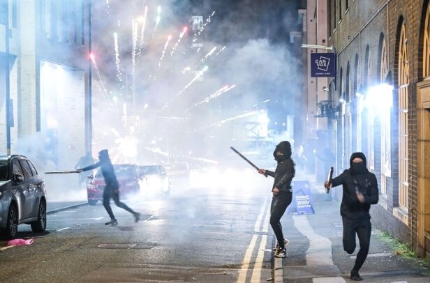 본문 이미지 - 수많은 사건 사고를 남긴 영국의 '가이 포크스의 밤' 행사. 출처=더선