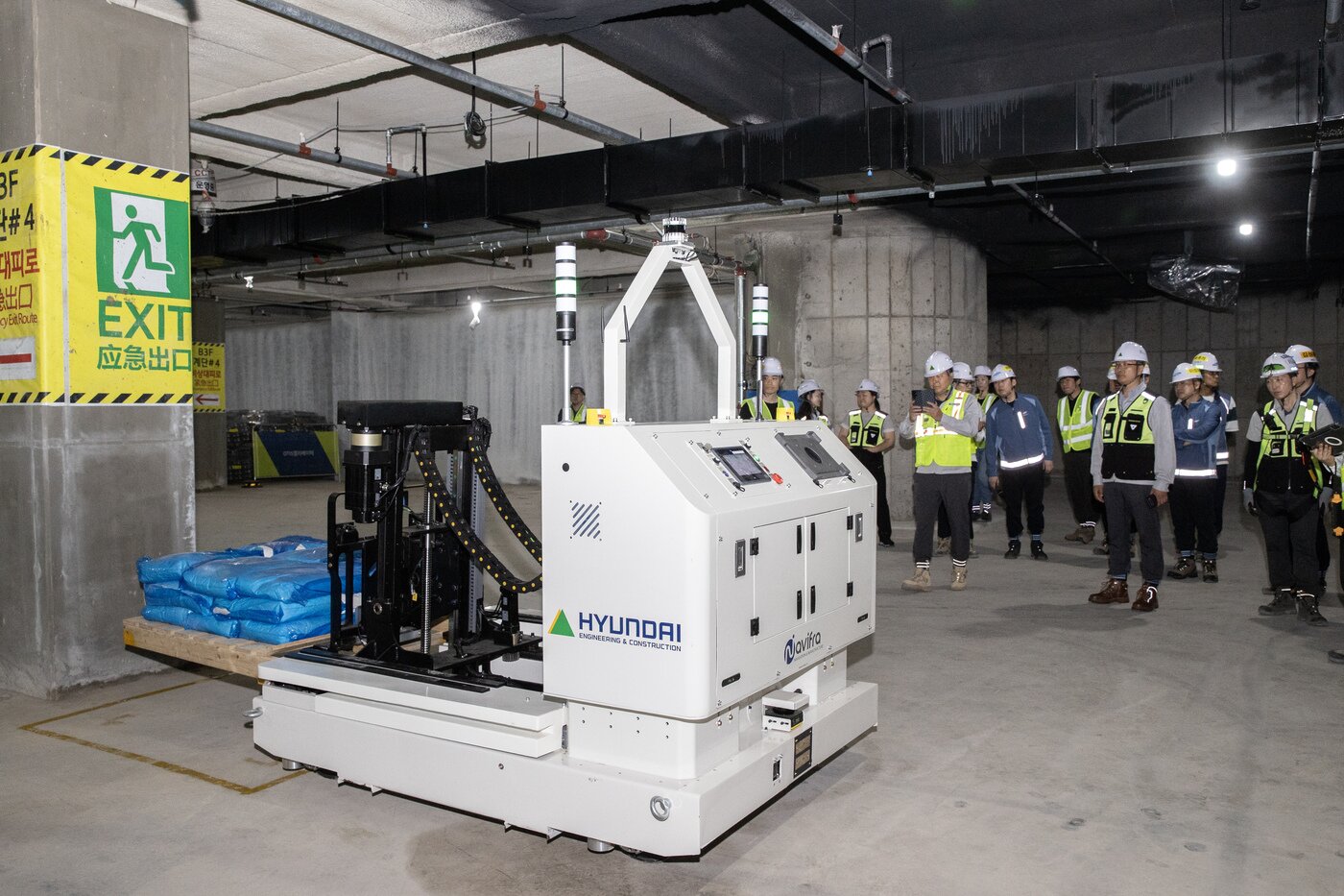 본문 이미지 - 현대건설과 삼성물산이 공동 개발한 ‘스마트 자재 운반 로봇’이 현장에서 자재를 싣고 이동하고 있다.(현대건설 제공) 뉴스1 ⓒ News1  