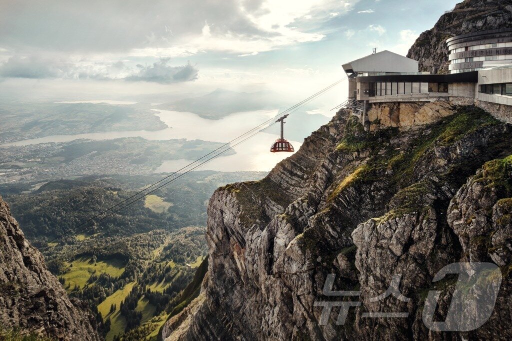 본문 이미지 - 필라투스로 오르는 케이블카&#40;스위스관광청 제공&#41;
