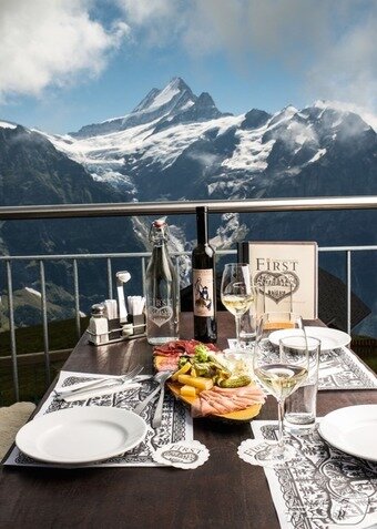 본문 이미지 - 알프스를 바라보며 즐기는 식사&#40;스위스관광청 제공&#41;