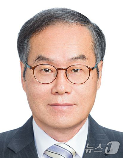 (서울=뉴스1) 허경 기자 = 이재명 대통령이 14일 방위사업청장에 이용철 임명공증인 변호사를 임명했다. (대통령실 제공. 재판매 및 DB 금지) 2025.11.14/뉴스1