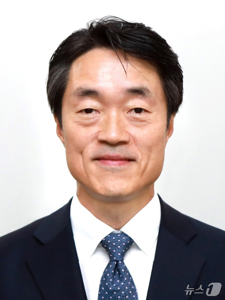 (서울=뉴스1) 허경 기자 = 이재명 대통령이 14일 국민권익위원회 부위원장에 한삼석 국민권익위 상임위원을 임명했다. (대통령실 제공. 재판매 및 DB 금지) 2025.11.14/ …