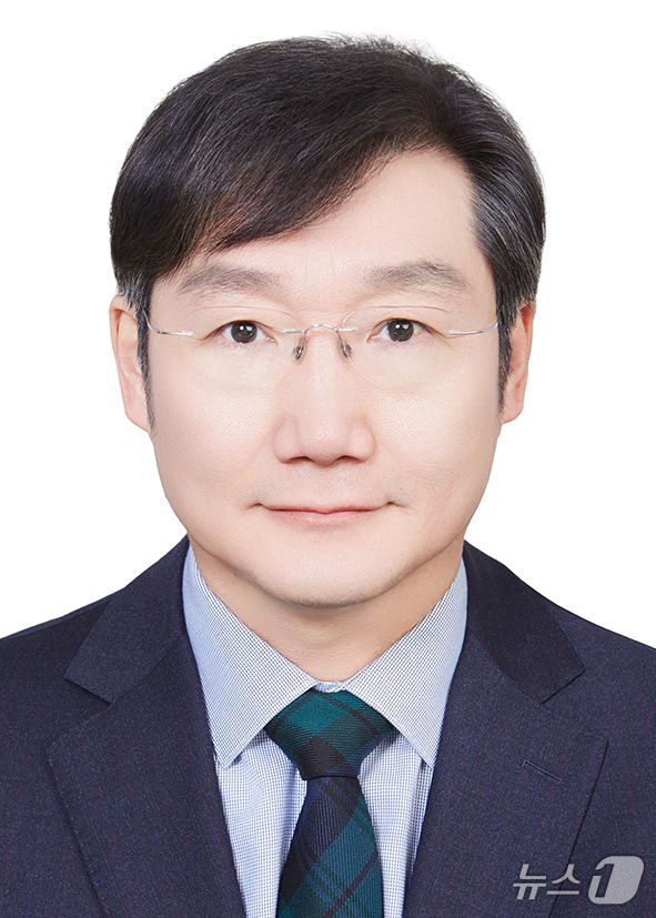 (서울=뉴스1) 허경 기자 = 이재명 대통령이 14일 경제사회노동위원회 상임위원에 이정한 고용노동부 고용정책실장을 임명했다. (대통령실 제공. 재판매 및 DB 금지) 2025.11 …