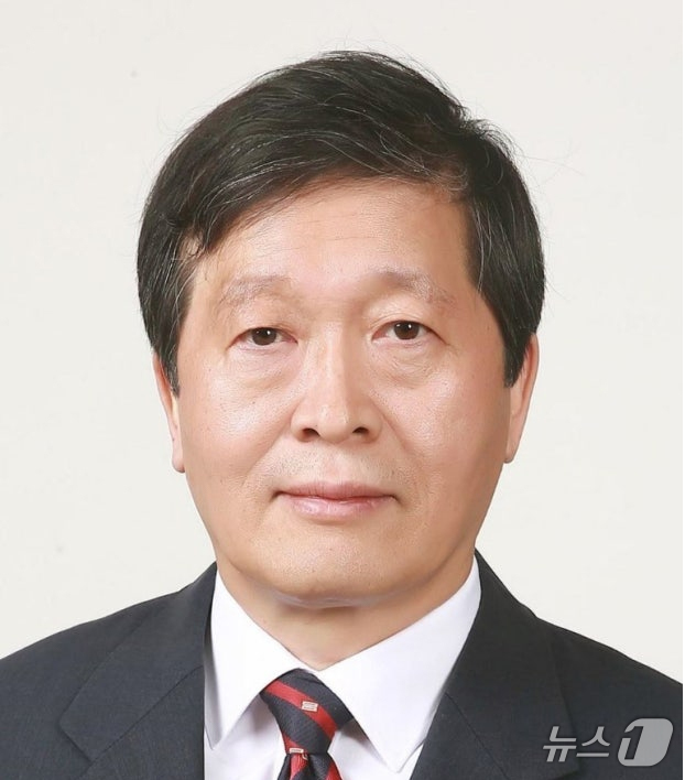 (서울=뉴스1) 허경 기자 = 이재명 대통령이 14일 중앙노동위원회 위원장에 박수근 한양대 교수를 임명했다. (대통령실 제공. 재판매 및 DB 금지) 2025.11.14/뉴스1