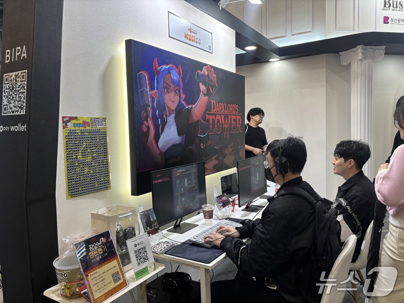 본문 이미지 - 부산 게임 파빌리온 내 주식회사 무기고 부스. 무기고는 2D 픽셀 아트 게임인 &#39;마왕의탑&#39;을 선보였다. 2025.11.13/뉴스1 ⓒ News1 홍윤 기자