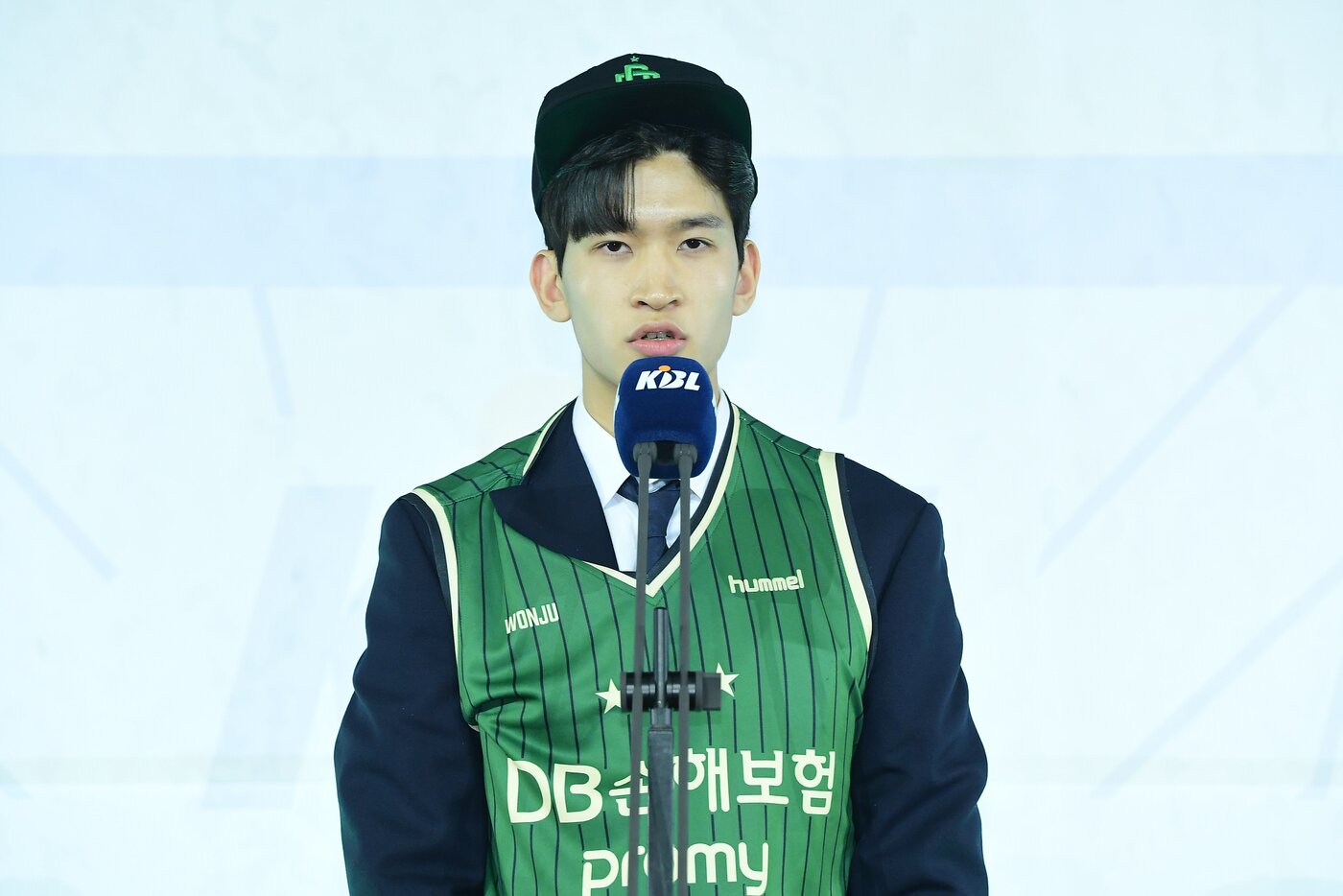 본문 이미지 - 이유진이 14일 열린 2025 KBL 신인선수 드래프트에서 전체 2순위로 원주 DB 유니폼을 입었다. (KBL 제공)