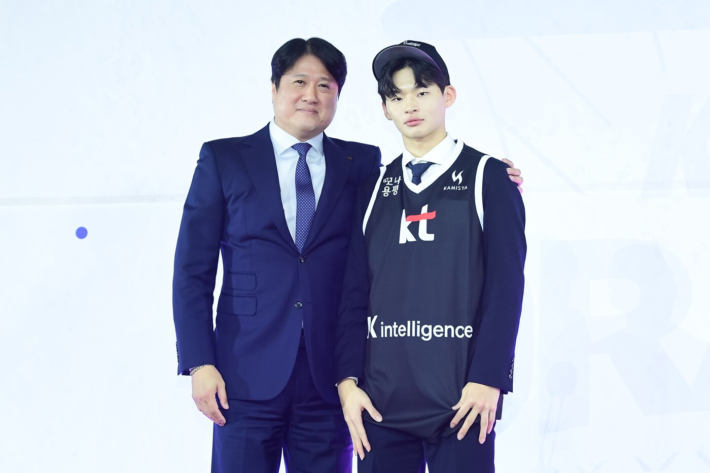 본문 이미지 - 문경은 수원 KT 감독(왼쪽)과 강성욱. (KBL 제공)