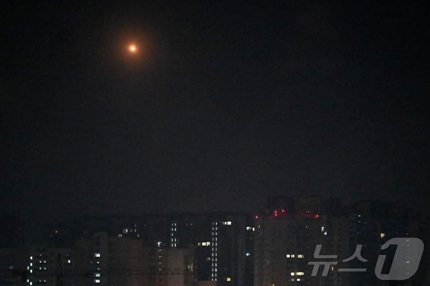 본문 이미지 - 14일&#40;현지시간&#41; 키이우 상공에서 우크라이나 방공군이 러시아 드론을 향해 사격하고 있다. 2025.11.14. ⓒ AFP=뉴스1 ⓒ News1 이정환 기자