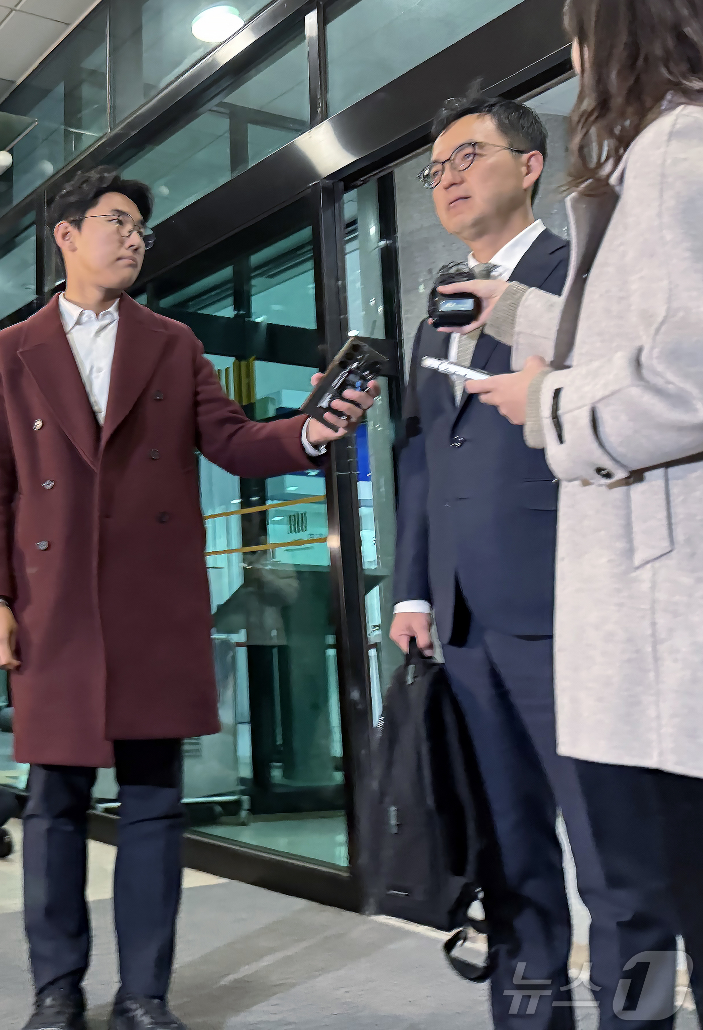 (서울=뉴스1) 송송이 기자 = 신임 대검찰청 차장으로 임명된 구자현(사법연수원 29기) 서울고검장이 14일 오후 서울 서초구 서울고검 앞에서 기자들과 만나 질의응답을 하고 있다. …