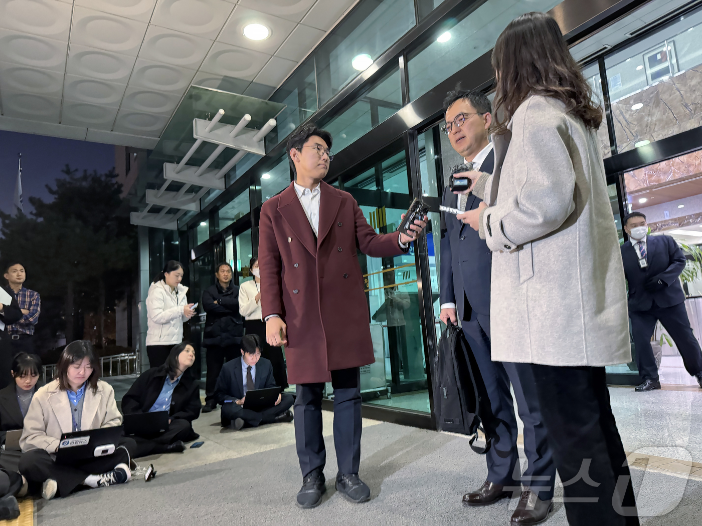 (서울=뉴스1) 송송이 기자 = 신임 대검찰청 차장으로 임명된 구자현(사법연수원 29기) 서울고검장이 14일 오후 서울 서초구 서울고검 앞에서 기자들과 만나 질의응답을 하고 있다. …