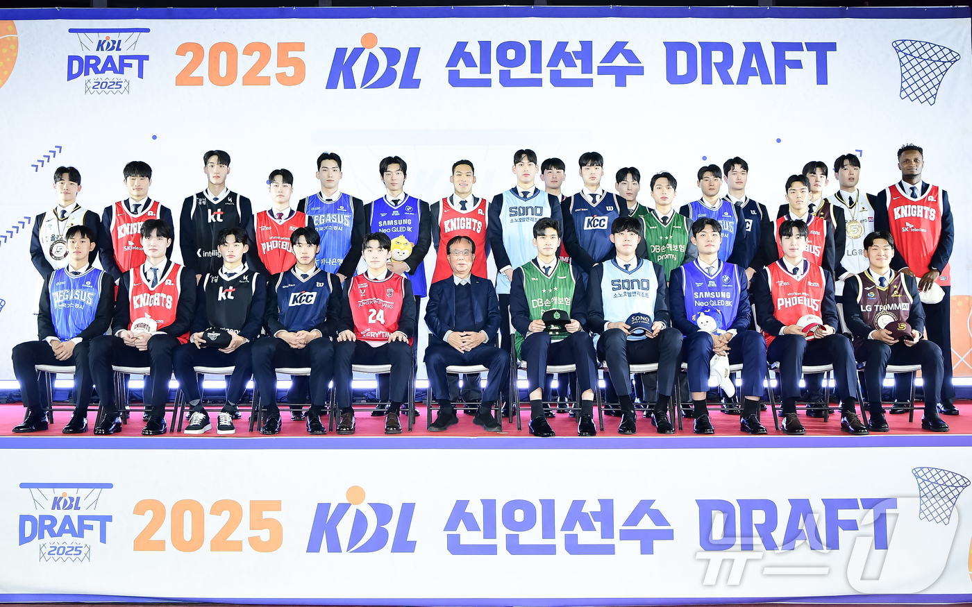 (서울=뉴스1) = 14일 오후 서울 송파구 잠실학생체육관에서 열린 2025 KBL 신인선수 드래프트에서 10개 구단의 선택을 받은 선수들이 기념 촬영을 하고 있다. (KBL 제공 …