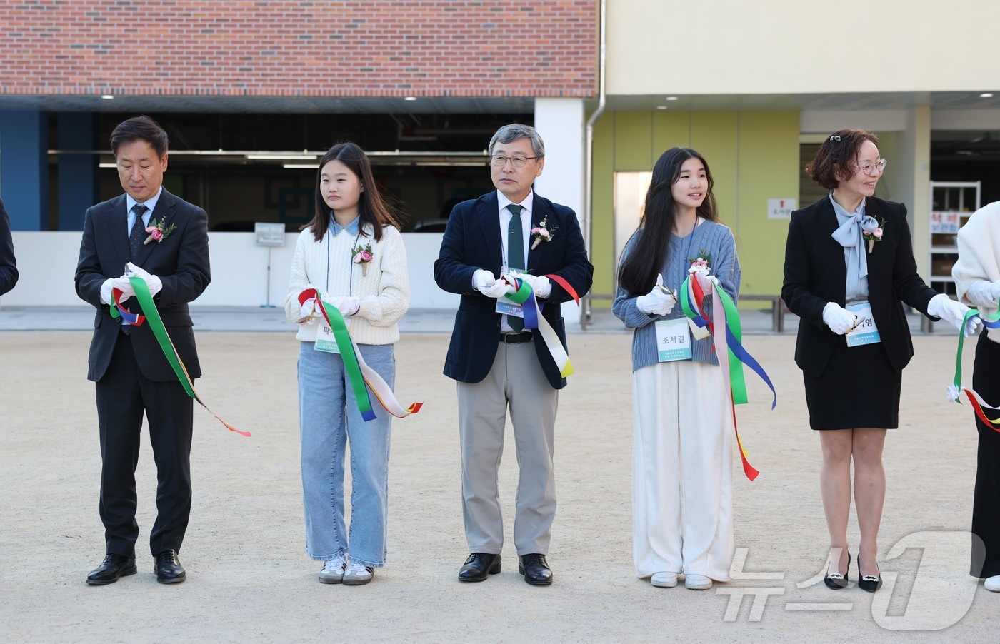 (서울=뉴스1) = 정근식 서울시교육감이 14일 오전 서울 강북구 유현초등학교 그린스마트 미래학교(BTL) 개관식에 참석해 테이프커팅을 하고 있다. (서울시교육청 제공. 재판매 및 …