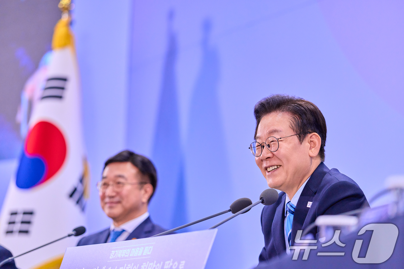 (서울=뉴스1) 허경 기자 = 이재명 대통령이 14일 경기 파주시 라이브러리스테이 지지향에서 열린 '경기 북부의 마음을 듣다' 타운홀 미팅에서 발언하고 있다. (대통령실 제공. 재 …