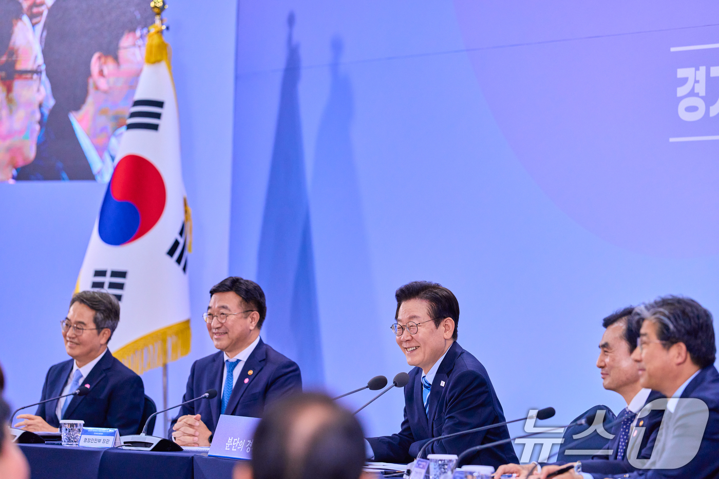 (서울=뉴스1) 허경 기자 = 이재명 대통령이 14일 경기 파주시 라이브러리스테이 지지향에서 열린 '경기 북부의 마음을 듣다' 타운홀 미팅에서 발언하고 있다. (대통령실 제공. 재 …