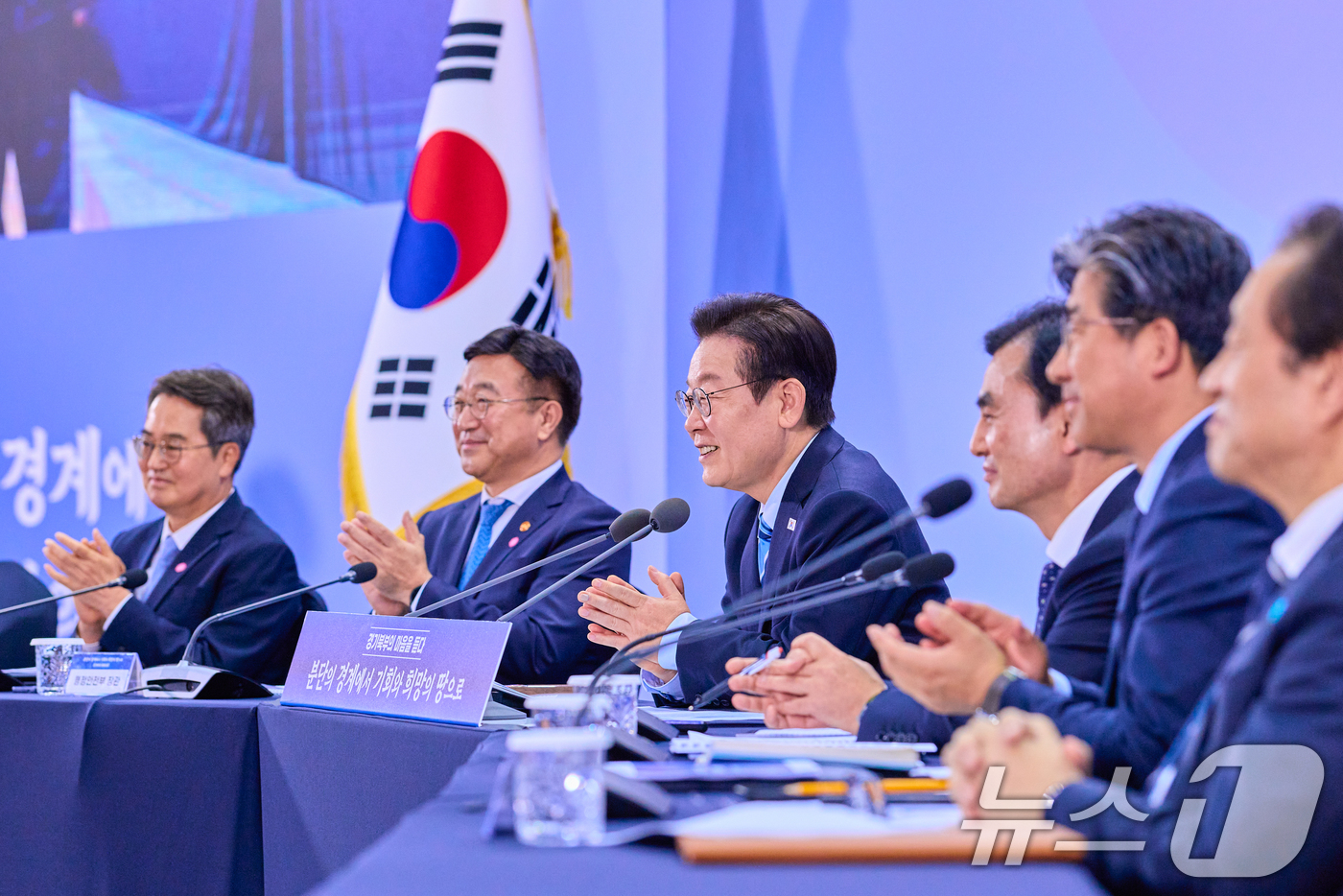 (서울=뉴스1) 허경 기자 = 이재명 대통령이 14일 경기 파주시 라이브러리스테이 지지향에서 열린 '경기 북부의 마음을 듣다' 타운홀 미팅에서 박수를 치고 있다. (대통령실 제공. …