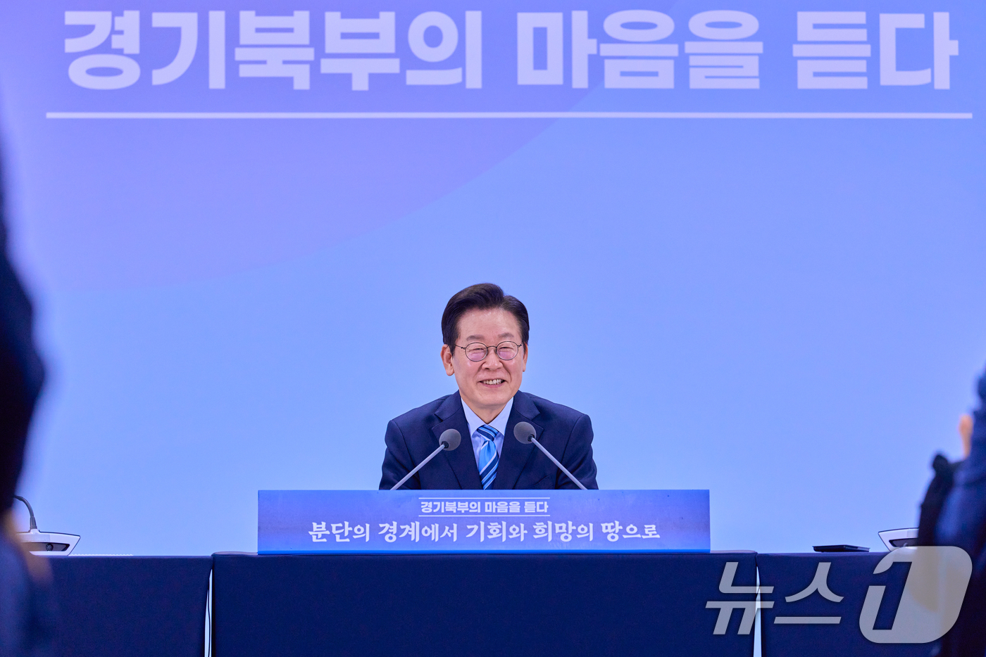 (서울=뉴스1) 허경 기자 = 이재명 대통령이 14일 경기 파주시 라이브러리스테이 지지향에서 열린 '경기 북부의 마음을 듣다' 타운홀 미팅에서 발언하고 있다. (대통령실 제공. 재 …