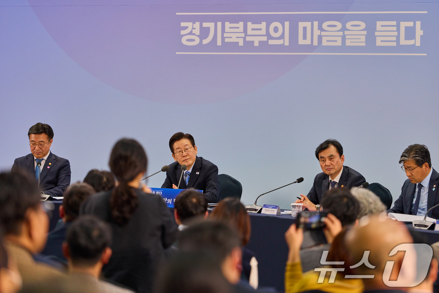 (서울=뉴스1) 허경 기자 = 이재명 대통령이 14일 경기 파주시 라이브러리스테이 지지향에서 열린 '경기 북부의 마음을 듣다' 타운홀 미팅에서 참석자들의 질문을 경청하고 있다. ( …