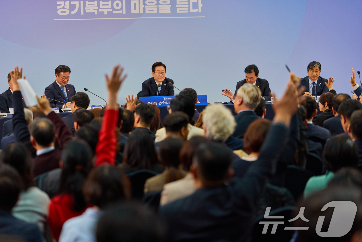 (서울=뉴스1) 허경 기자 = 이재명 대통령이 14일 경기 파주시 라이브러리스테이 지지향에서 열린 '경기 북부의 마음을 듣다' 타운홀 미팅에서 참석자들의 질문을 받고 있다. (대통 …