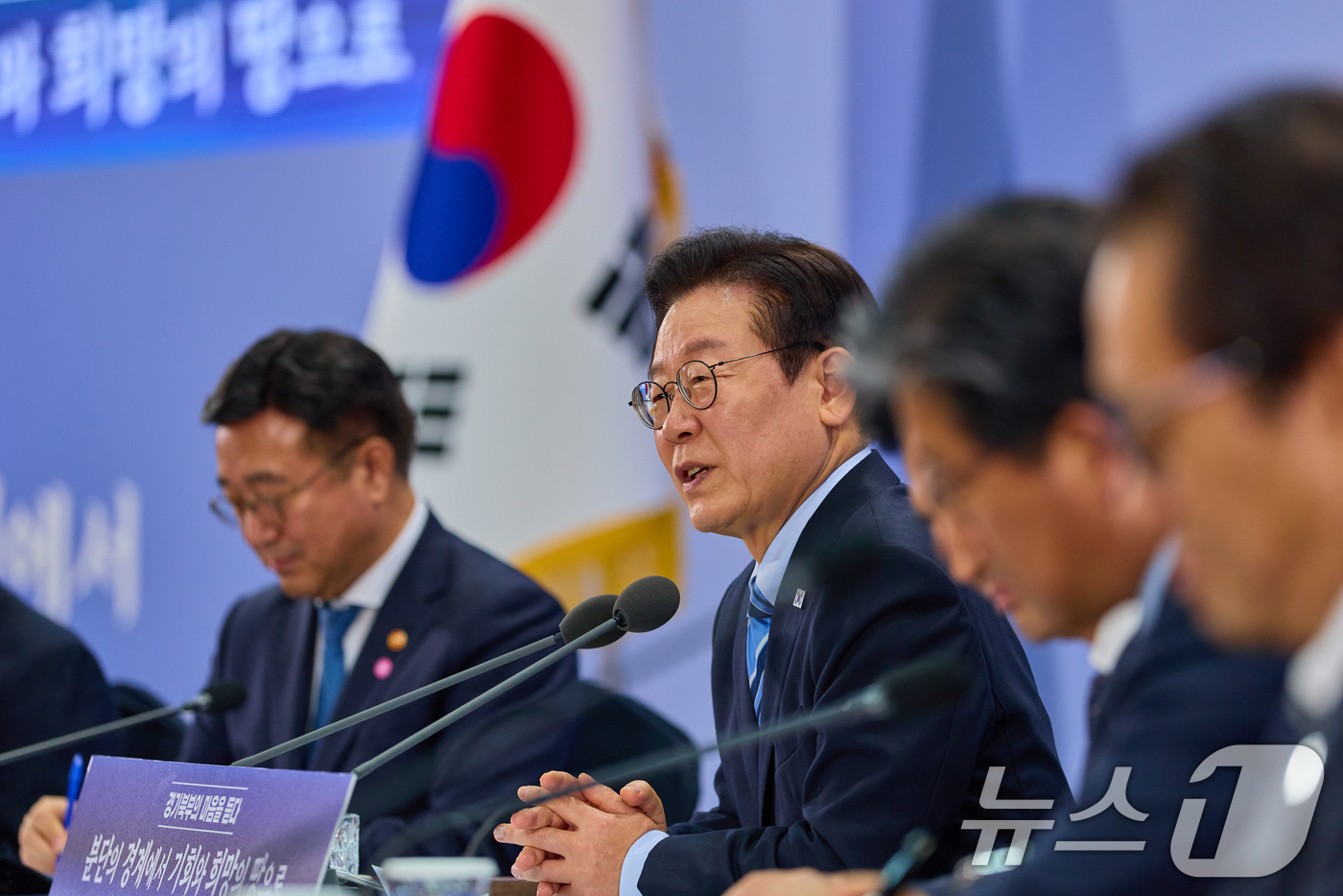 (서울=뉴스1) 허경 기자 = 이재명 대통령이 14일 경기 파주시 라이브러리스테이 지지향에서 열린 '경기 북부의 마음을 듣다' 타운홀 미팅에서 발언하고 있다. (대통령실 제공. 재 …