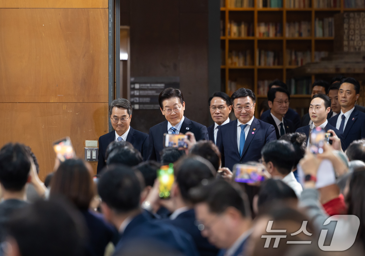 (서울=뉴스1) 허경 기자 = 이재명 대통령이 14일 경기 파주시 라이브러리스테이 지지향에서 열린 '경기 북부의 마음을 듣다' 타운홀 미팅에 참석하고 있다. (대통령실 제공. 재판 …