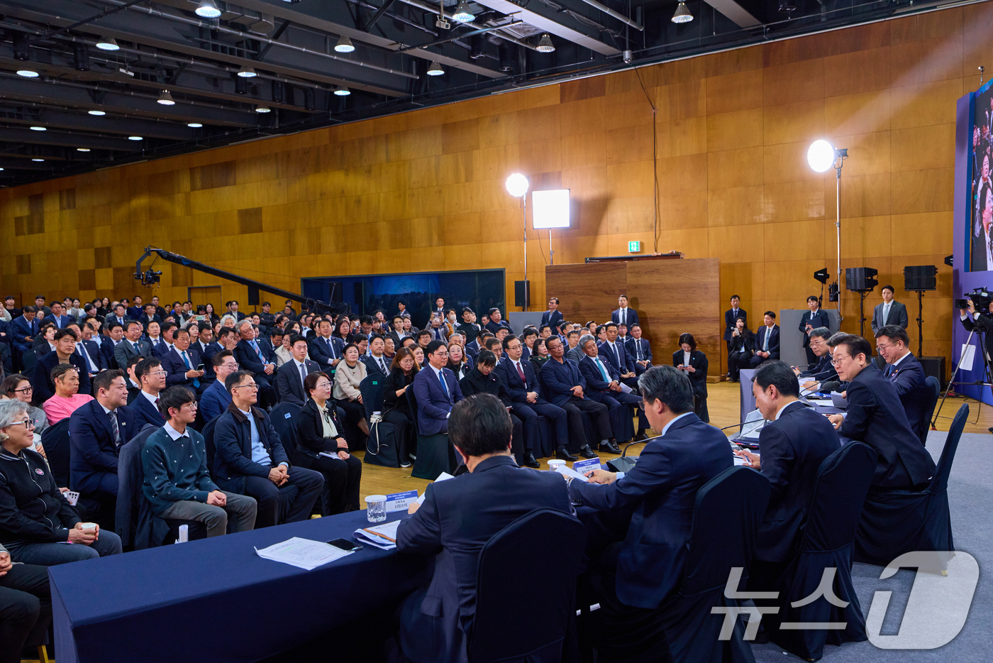 (서울=뉴스1) 허경 기자 = 이재명 대통령이 14일 경기 파주시 라이브러리스테이 지지향에서 열린 '경기 북부의 마음을 듣다' 타운홀 미팅에서 참석자들의 질문을 경청하고 있다. ( …