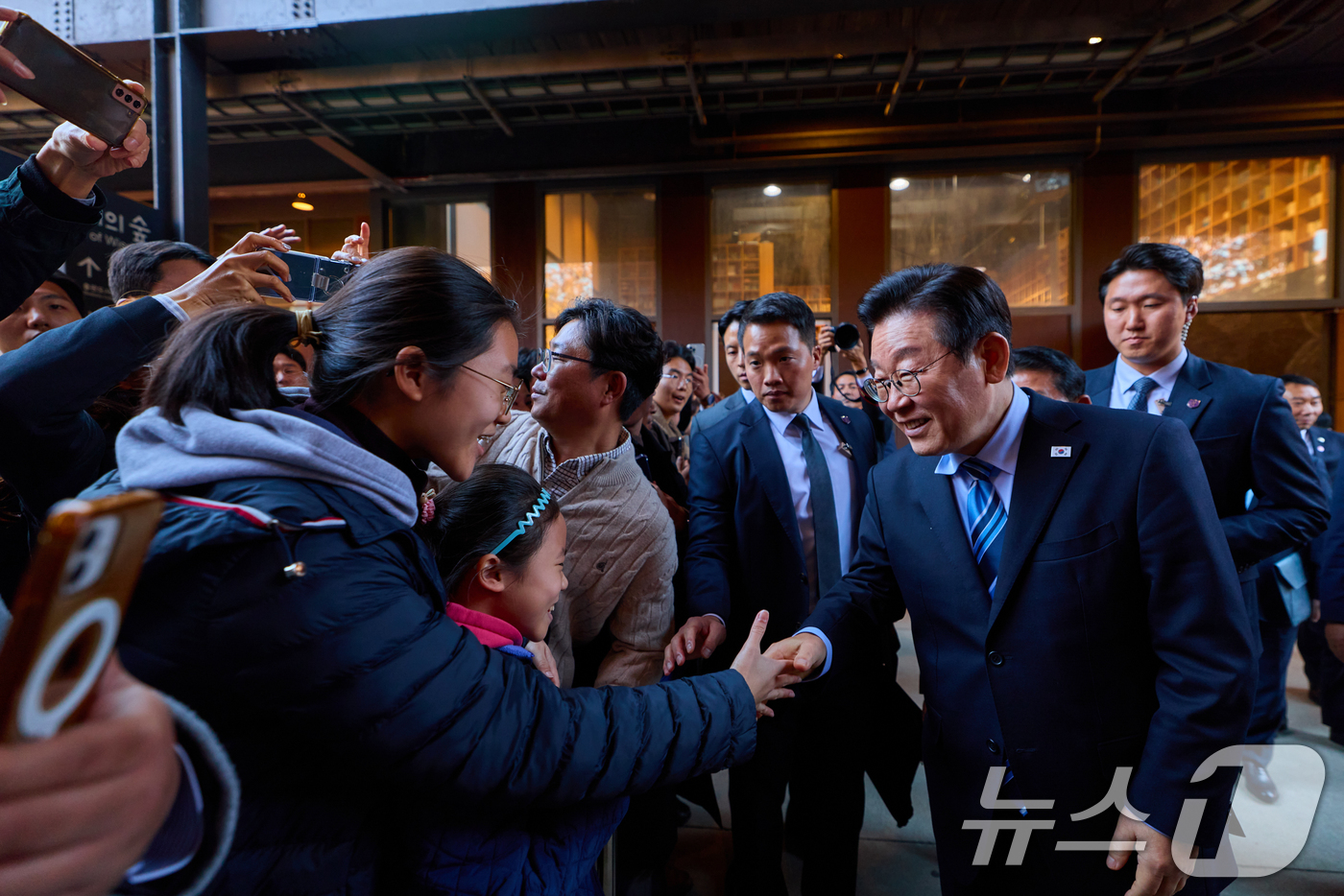 (서울=뉴스1) 허경 기자 = 이재명 대통령이 14일 경기 파주시 라이브러리스테이 지지향에서 열린 '경기 북부의 마음을 듣다' 타운홀 미팅에서 참석자들과 인사하고 있다. (대통령실 …