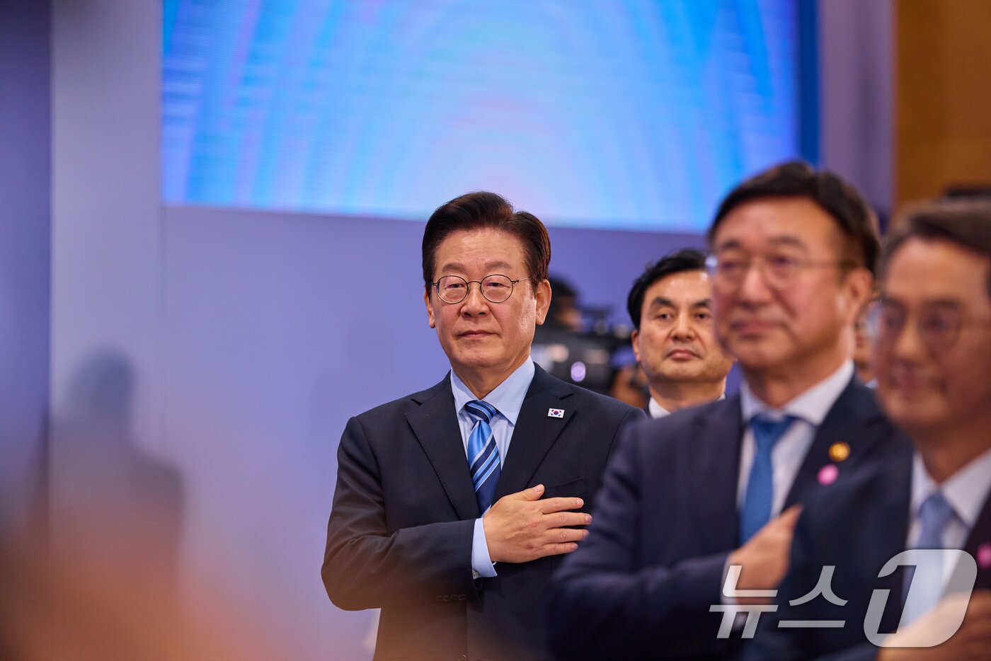 본문 이미지 - 이재명 대통령이 14일 경기 파주시 라이브러리스테이 지지향에서 열린 '경기 북부의 마음을 듣다' 타운홀 미팅에서 국민의례를 하고 있다. (대통령실 제공. 재판매 및 DB 금지) 2025.11.14/뉴스1 ⓒ News1 허경 기자