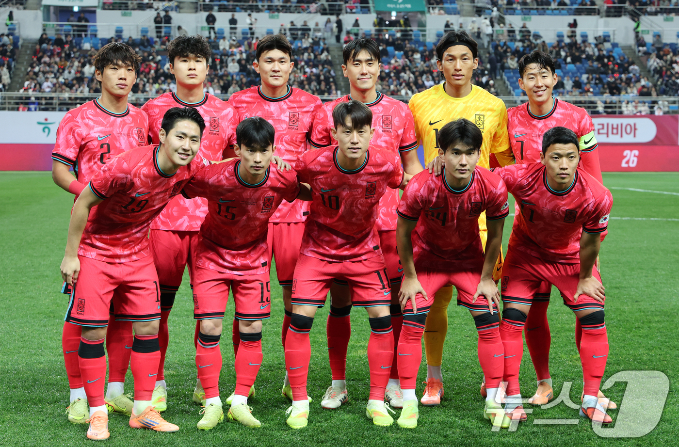 (대전=뉴스1) 김기태 기자 = 14일 오후 대전 유성구 대전월드컵경기장에서 열린 ‘하나은행 초청 국가대표팀 친선경기’ 대한민국과 볼리비아의 경기에서 대한민국 선수들이 기념 촬영 …