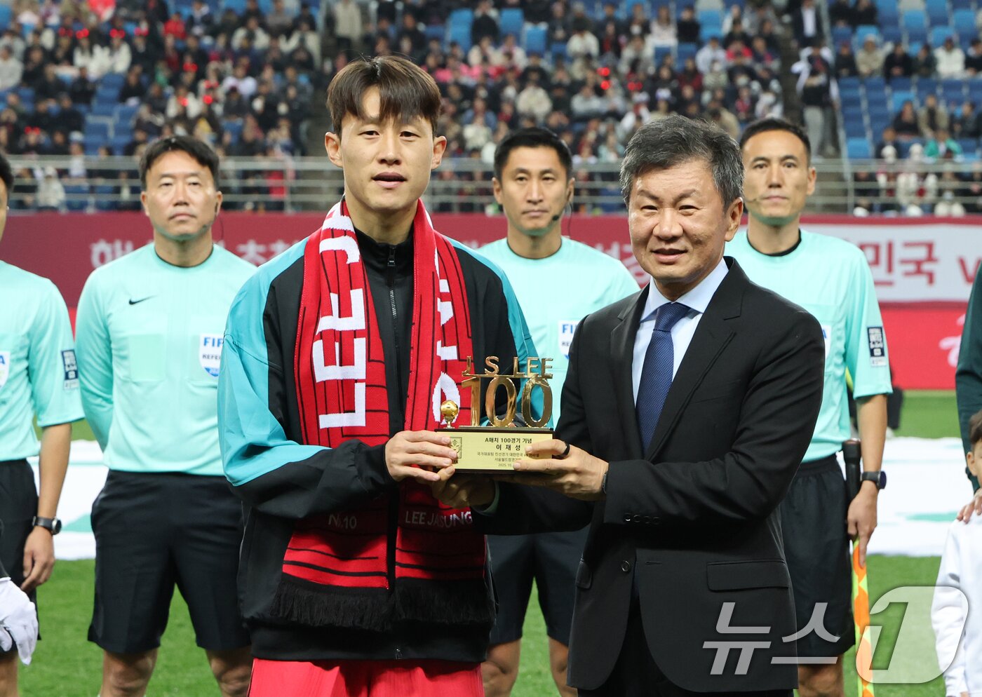 본문 이미지 - 14일 오후 대전 유성구 대전월드컵경기장에서 열린 ‘하나은행 초청 국가대표팀 친선경기’ 대한민국과 볼리비아의 경기에서 정몽규 대한축구협회장이 센추리클럽에 가입한 이재성에게 기념패를 전달하고 있다. 2025.11.14/뉴스1 ⓒ News1 김기태 기자