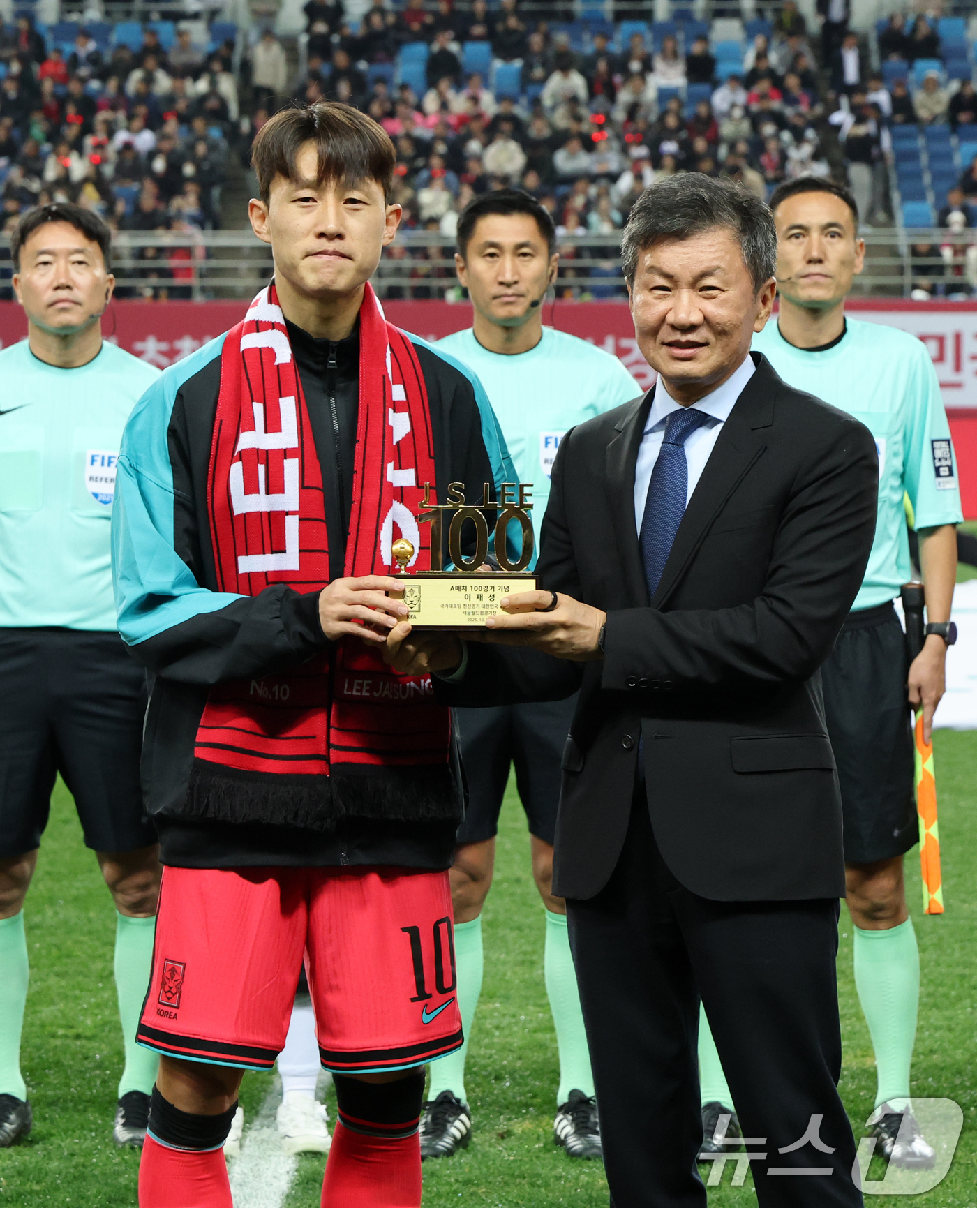 (대전=뉴스1) 김기태 기자 = 14일 오후 대전 유성구 대전월드컵경기장에서 열린 ‘하나은행 초청 국가대표팀 친선경기’ 대한민국과 볼리비아의 경기에서 정몽규 대한축구협회장이 센추리 …