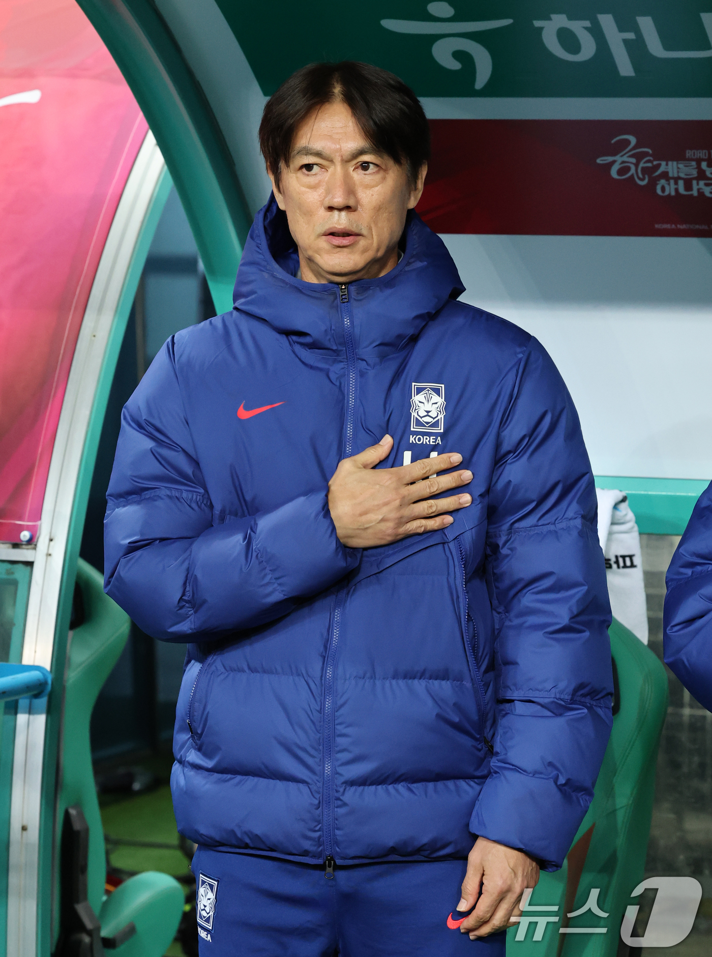 애국가를 부르는 홍명보 감독