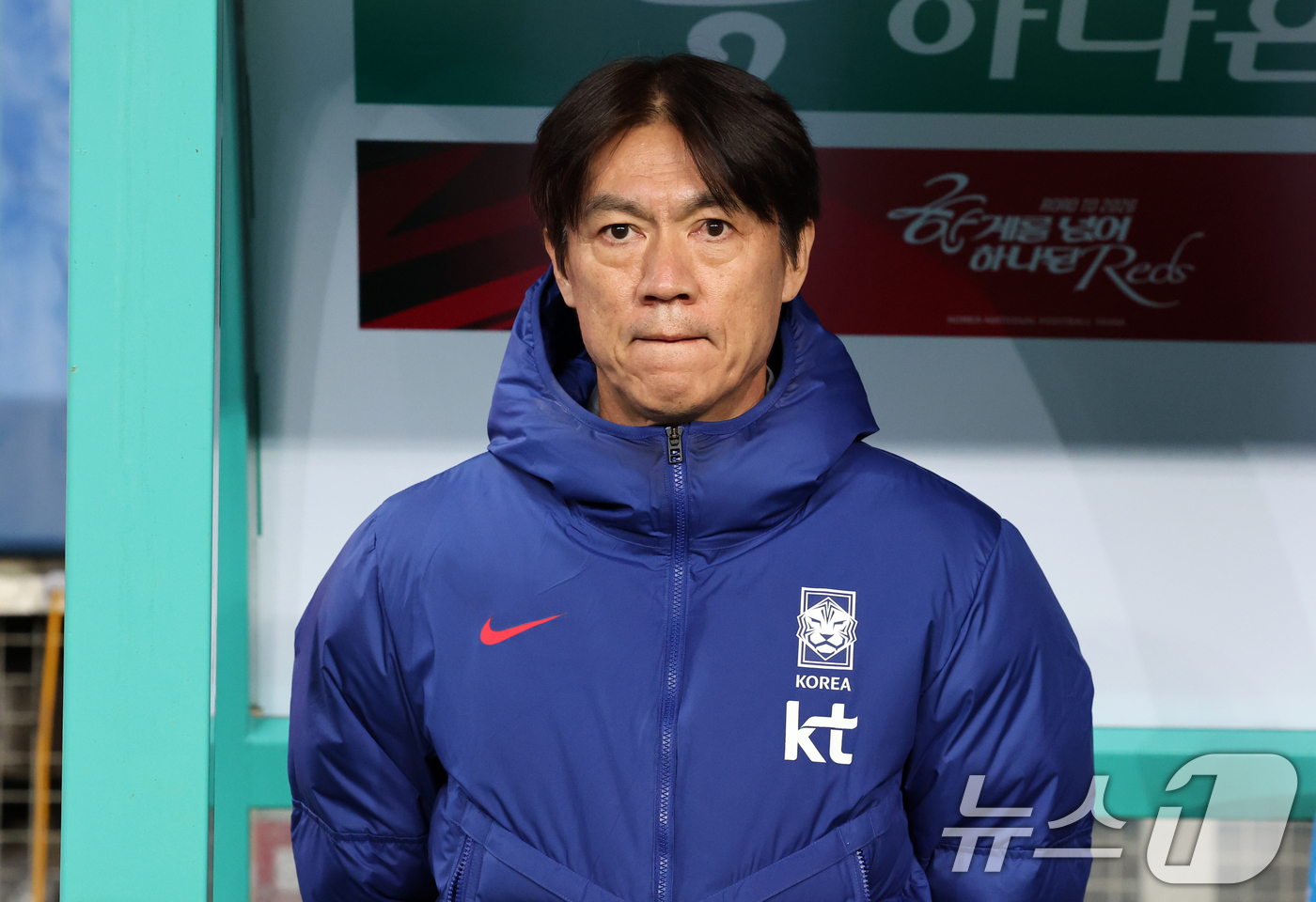 (대전=뉴스1) 김기태 기자 = 14일 오후 대전 유성구 대전월드컵경기장에서 열린 ‘하나은행 초청 국가대표팀 친선경기’ 대한민국과 볼리비아의 경기에서 홍명보 감독이 피치를 바라보고 …