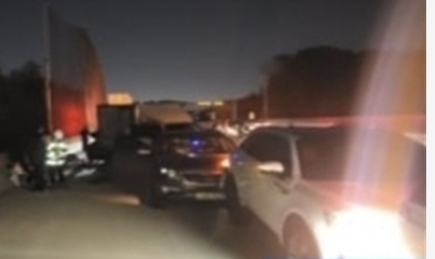 서울문산고속도로 문산 방면 8중 추돌…1명 심정지, 4명 부상