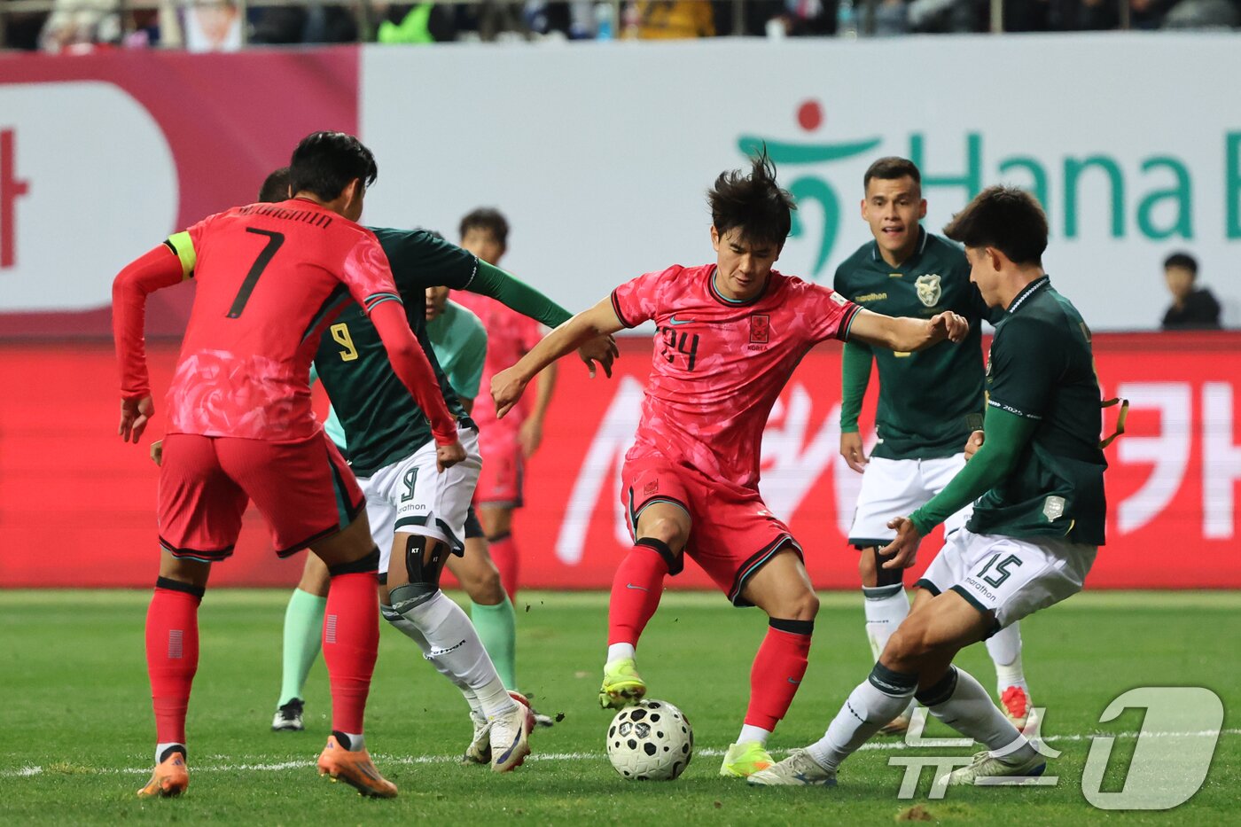 본문 이미지 - 14일 오후 대전 유성구 대전월드컵경기장에서 열린 ‘하나은행 초청 국가대표팀 친선경기’ 대한민국과 볼리비아의 경기에서 대한민국 김진규가 드리블을 하고 있다. 2025.11.14/뉴스1 ⓒ News1 황기선 기자