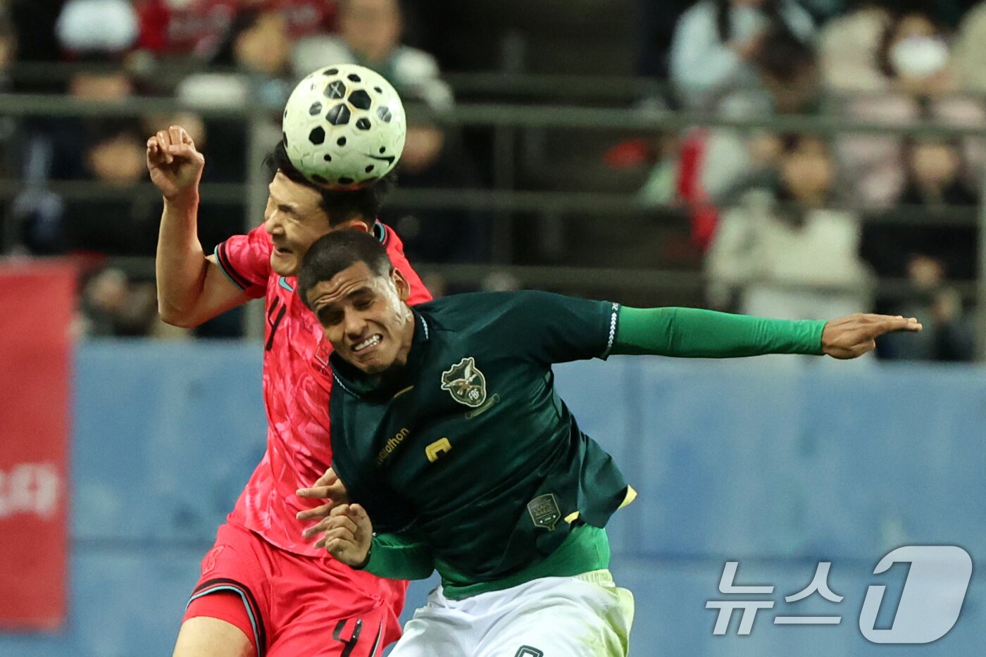 본문 이미지 - 14일 오후 대전 유성구 대전월드컵경기장에서 열린 ‘하나은행 초청 국가대표팀 친선경기’ 대한민국과 볼리비아의 경기에서 대한민국 김민재가 볼리비아 몬테이로와 헤더 경합을 하고 있다. 2025.11.14/뉴스1 ⓒ News1 황기선 기자
