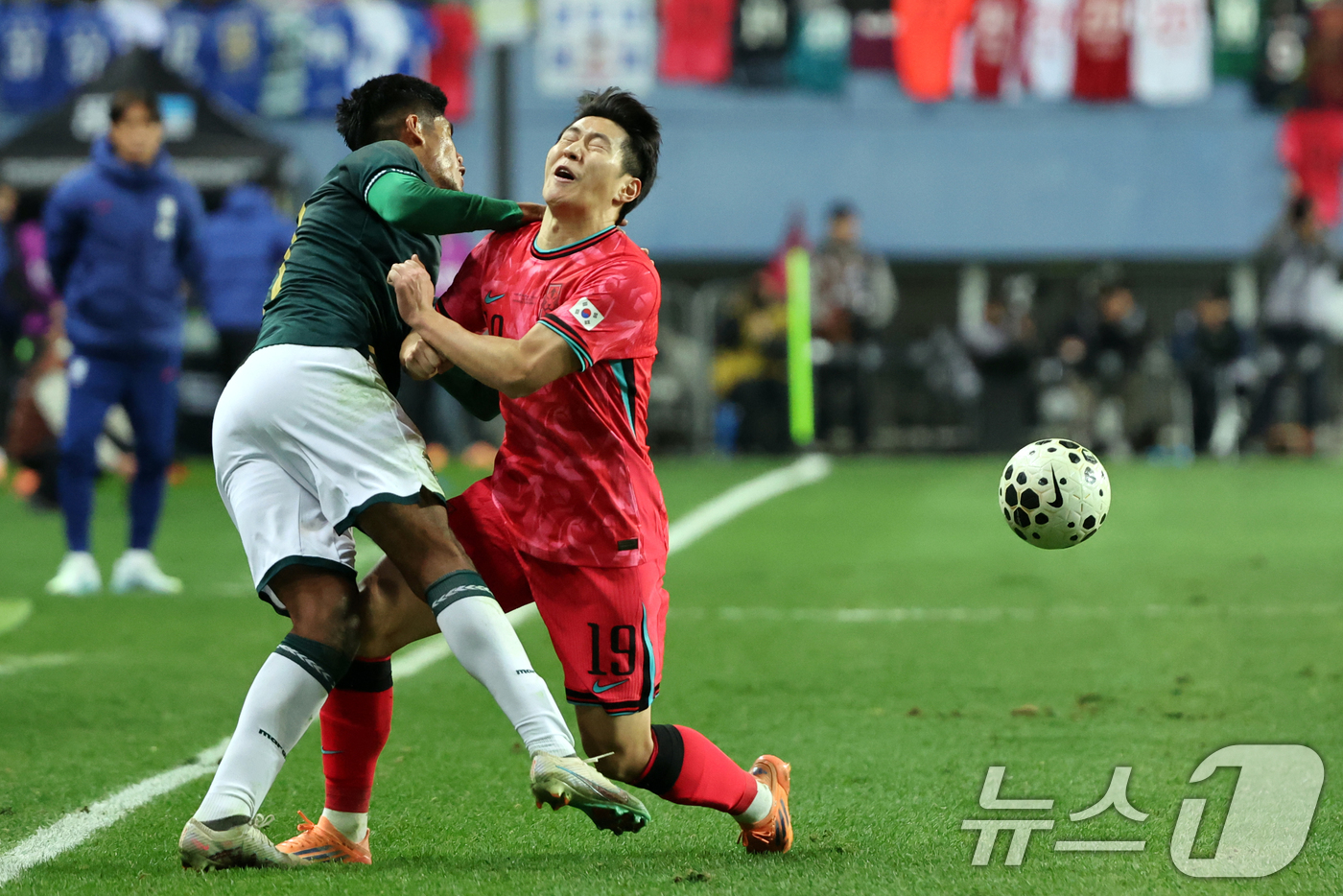 (대전=뉴스1) 황기선 기자 = 14일 오후 대전 유성구 대전월드컵경기장에서 열린 ‘하나은행 초청 국가대표팀 친선경기’ 대한민국과 볼리비아의 경기에서 대한민국 이강인이 볼리비아 나 …