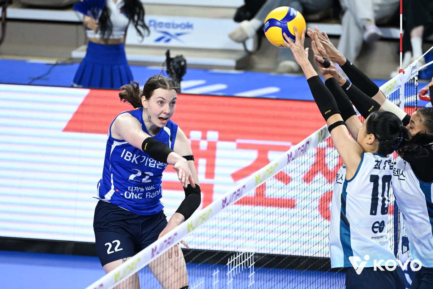 본문 이미지 - IBK기업은행 외국인 선수 빅토리아가 14일 화성종합경기타운 실내체육관에서 열린 진에어 2025-26 V리그 여자부 2라운드 GS칼텍스와 홈 경기에서 27점을 기록했으나 팀 패배를 막지 못했다. &#40;KOVO 제공&#41;